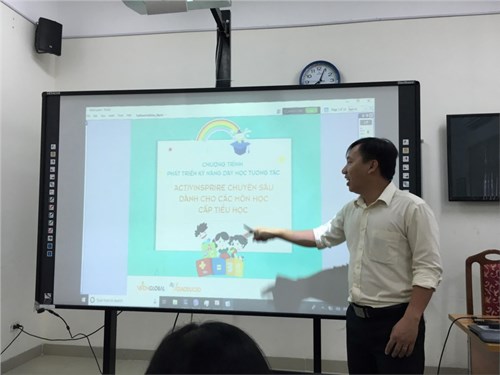 Tập huấn chương trình phát triển kĩ năng dạy học tương tác Activinsprire chuyên sâu tại trường tiểu học Đô thị Sài Đồng.